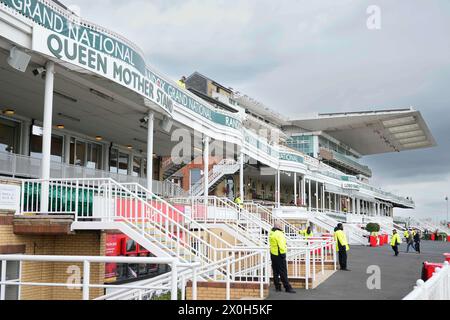 Hippodrome d'Aintree, Aintree, Merseyside, Angleterre. 12 avril 2024. 2024 Grand Festival National jour 2 ; Une vue générale du stand Queen Mother à l'hippodrome d'Aintree.crédit photo : Stephen Hearn/action plus Sports images/ Alamy Live News Banque D'Images