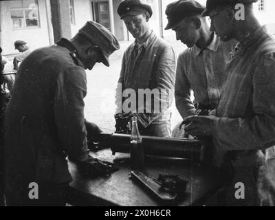 Après le tir, la mitrailleuse est démontée et nettoyée par les soldats de la Wehrmacht. [traduction automatique] Banque D'Images