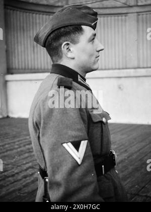 Demi-portrait d'un caporal lance de la Wehrmacht en France. La photo a été prise par un membre du 154e régiment d'infanterie / 58e division d'infanterie, en France. [traduction automatique] Banque D'Images