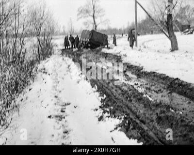 Un camion allemand est resté coincé sur une route boueuse d'hiver sur le front de l'est. La photo a été prise par un membre du 154e régiment d'infanterie / 58e division, dans la section nord du front de l'est. [traduction automatique] Banque D'Images