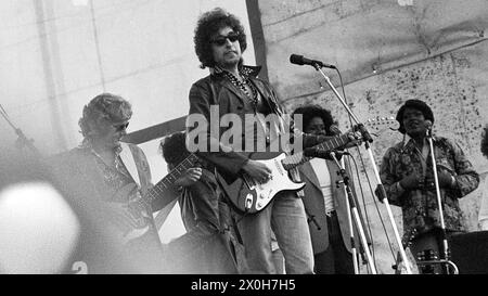 Bob Dylan lors d'un concert sur le Zeppelifeld à Nuremberg. Derrière lui quelques membres de son groupe. [traduction automatique] Banque D'Images