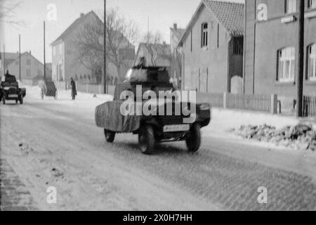 Des voitures dans des chars factices traversent un village dans la région frontalière avec la France. La photo a probablement été prise lors des préparatifs de la campagne en France à l'hiver 1939/1940 par un membre de la 3ème compagnie, régiment d'infanterie 154 / 58ème division d'infanterie. [traduction automatique] Banque D'Images