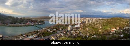 Vue panoramique de la ville de Skadar (Shkodër) près du lac Skadar, au nord de l'Albanie Banque D'Images