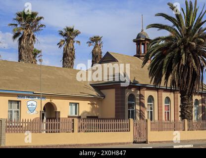 Namib Primary School, Swakopmund (Namibie) 16-11-23. École primaire namibienne locale en architecture Germain. Situé à Swakopmund, c'est un qui moderne Banque D'Images