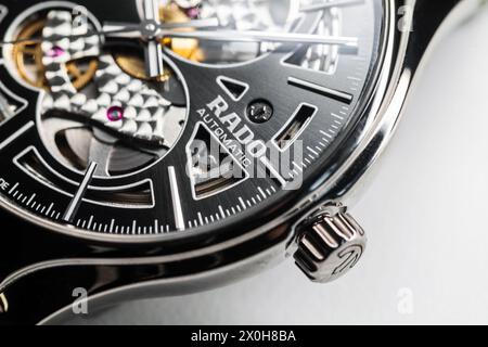 Lengnau, Suisse - 11 novembre 2021 : gros plan photo de montre-bracelet mécanique de luxe suisse avec cadran d'horloge noir et corps en céramique. Banque D'Images