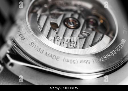 Lengnau, Suisse - 11 novembre 2021 : mouvement de montre par ETA est derrière le boîtier arrière transparent de la montre-bracelet mécanique à remontage automatique suisse Rado A Banque D'Images