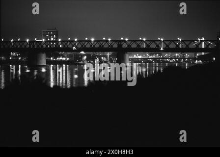 Une promenade à travers la ville, un des ponts du Rhin la nuit [traduction automatique] Banque D'Images