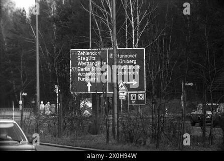 C'est difficile à croire. Les voitures de course électriques télécommandées courent à travers un parking d'autoroute - en miniature. L'immense parking était caché dans le Zehlendorfer-Kreuz et - comme vous pouvez le voir - à peine reconnaissable, car il n'était en fait utilisé qu'à des moments spéciaux. C'est-à-dire chaque fois que la RDA a fermé ou entravé le passage frontalier de Dreilinden-Drewitz. Ce parking a été ouvert de sorte que l'embouteillage du côté ouest de Berlin de l'AVUS n'atteigne pas aussi loin que la tour radio. Deux autres photos montrent les voitures télécommandées. [traduction automatique] Banque D'Images