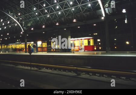 La nouvelle station de Spandau a été mise en ligne par étapes. Le 30.12.1998, le S-Bahn a atteint la station maintenant terminée [traduction automatique] Banque D'Images