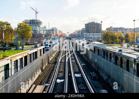 Vue sur les voies de métro et de métro vue sur les voies de métro en direction de l'Arc de Triomphe et du centre-ville à la Défense. Paris, France. Paris la Défense Ile de France Copyright : xGuidoxKoppesxPhotox Banque D'Images