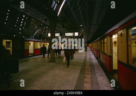 La nouvelle station de Spandau a été mise en ligne par étapes. Le 30.12.1998, le S-Bahn a atteint la station maintenant terminée [traduction automatique] Banque D'Images