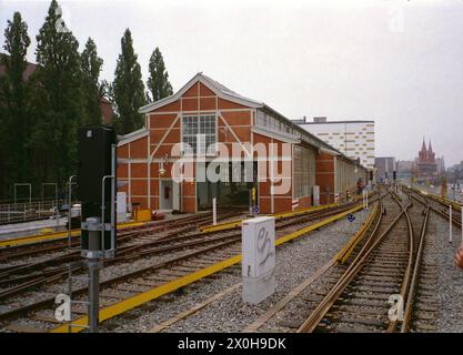 La plus ancienne ligne de métro complète de Berlin datant de 1902 est de retour sur le réseau avec la fermeture de l'écart entre Schlesisches Tor et Warschauerstrasse/Brücke. La photo montre le petit atelier [traduction automatique] Banque D'Images