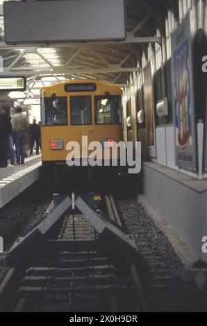 La plus ancienne ligne de métro complète de Berlin datant de 1902 est de retour sur le réseau avec la fermeture de la brèche Schlesisches Tor - Warschauerstrasse/Brücke [traduction automatique] Banque D'Images