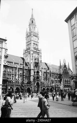 Vue sur le nouvel hôtel de ville de Munich. Devant elle, Marienplatz décorée de drapeaux. [traduction automatique] Banque D'Images