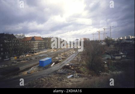 La réouverture du Südring, commencée avant la chute du mur de Berlin, a eu lieu le 17.12.1993 sous une forme légèrement modifiée, car la connexion à la gare Baumschulenweg a été restaurée en premier. La station de Sonnenalle est arrivée plus tard. La photo montre toujours le chantier de construction de Sonnenallee [traduction automatique] Banque D'Images