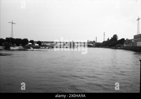 Le canal Mittelland traverse non seulement l'Elbe près de Magdebourg, mais aussi la Weser près de Minden. Le pont du canal Mittelland peut être vu ici. Le contour d'une barge peut être vu sur le pont. [traduction automatique] Banque D'Images