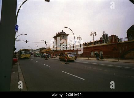 La plus ancienne ligne de métro complète de Berlin datant de 1902 est de retour sur le réseau avec la fermeture de l'écart entre Schlesisches Tor et Warschauerstrasse/Brücke. L'image montre la boîte de signal du côté de la rue [traduction automatique] Banque D'Images