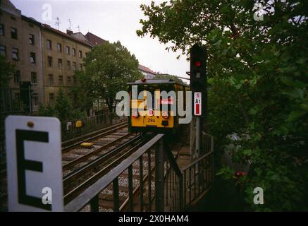 La plus ancienne ligne de métro complète de Berlin datant de 1902 est de retour sur le réseau avec la fermeture de l'écart entre Schlesisches Tor et Warschauerstrasse/Brücke. La photo montre un train de musée, probablement l'une des nombreuses variantes de la série ai [traduction automatique] Banque D'Images