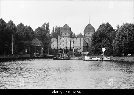 Le canal Mittelland traverse non seulement l'Elbe près de Magdebourg, mais aussi la Weser près de Minden. Le pont du canal Mittelland peut être vu ici. Un navire vient de passer le bateau d'excursion sur le canal. [traduction automatique] Banque D'Images