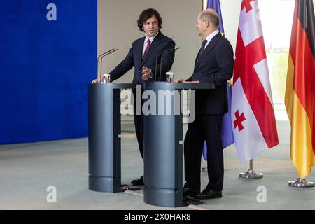 Berlin, Allemagne. 12 avril 2024. Le Chancelier fédéral Olaf Scholz et Irakli Kobachidze, premier ministre de Géorgie, photographiés lors d'une conférence de presse à la Chancellerie fédérale à Berlin, le 12 avril 2024. Crédit : dpa/Alamy Live News Banque D'Images