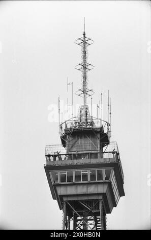 La tour de radio de Berlin a été un point de repère de la ville avant même la division de Berlin. La photo montre son sommet avec les antennes et la plate-forme de visualisation. Vous pouvez également voir que vous pouvez prendre des photos ici sans déranger les fenêtres, contrairement à la tour de télévision sur l'Alex. [traduction automatique] Banque D'Images