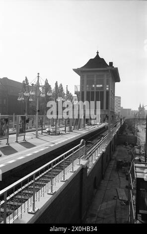 La plus ancienne ligne de métro complète de Berlin datant de 1902 est de retour sur le réseau avec la fermeture de l'écart entre Schlesisches Tor et Warschauerstrasse/Brücke. La photo montre la boîte de signal dans sa nouvelle splendeur [traduction automatique] Banque D'Images