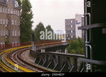 La plus ancienne ligne de métro de Berlin datant de 1902 est rouverte avec la fermeture de l'écart entre Schlesisches Tor et Warschauerstrasse/Brücke. Le pont Oberbaum reconstruit est également achevé à peu près au même moment. [traduction automatique] Banque D'Images