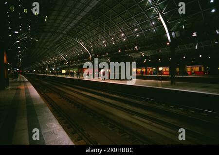 La nouvelle station de Spandau a été mise en ligne par étapes. Le 30.12.1998, le S-Bahn a atteint la station maintenant terminée [traduction automatique] Banque D'Images