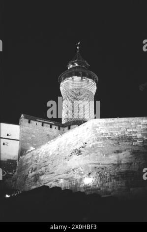 La photo de nuit montre la tour du château de Nuremberg [traduction automatique] Banque D'Images