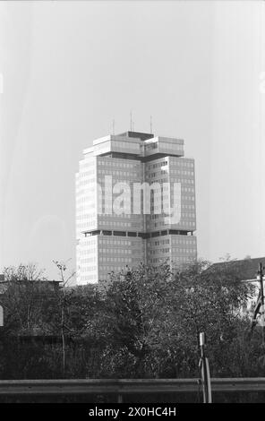 Le bâtiment BFA s'élève dans le ciel dans la zone Fehrbelliner Platz. [traduction automatique] Banque D'Images