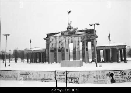 La photo a été prise de Berlin Ouest. Vous pouvez également voir une plate-forme pour les visiteurs spéciaux sur le côté est [traduction automatique] Banque D'Images