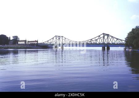 Vue sur l'eau jusqu'au pont Glienicke, qui sépare Berlin Ouest de Potsdam (RDA). [traduction automatique] Banque D'Images