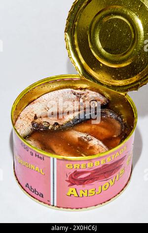 Grebbestads Ansjovis original, 450 g ; anchois suédois (sprats), boîte ouverte Banque D'Images