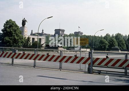 Vue latérale du Mémorial soviétique dans le Tiergarten à Berlin-est. [traduction automatique] Banque D'Images