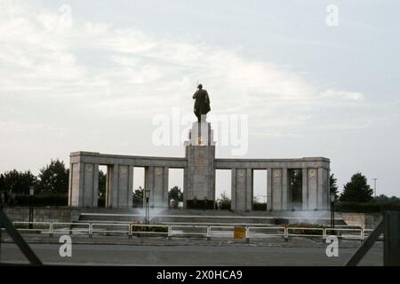 Mémorial soviétique au Tiergarten à Berlin-Ouest. [traduction automatique] Banque D'Images