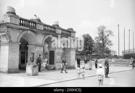 Changement de la garde à la tombe du soldat inconnu à Varsovie en juin 1956. [traduction automatique] Banque D'Images