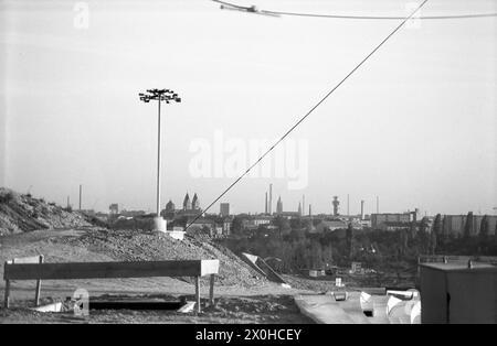 Horizon de Munich depuis le chantier de construction du parc olympique d'Oberwiesenfeld en novembre 1971. [traduction automatique] Banque D'Images