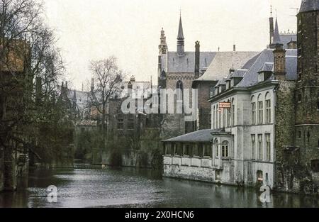 Vue pittoresque sur le canal de Dijver dans le centre-ville près de la Basilique du Saint-sang. Devant l'Hôtel Duc de Bourgogne [traduction automatique] Banque D'Images