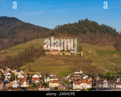 Quartier résidentiel d'Ortenberg avec château d'Ortenberg au printemps au coucher du soleil, tir par drone Banque D'Images