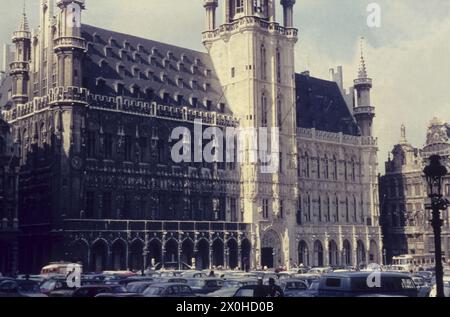 Façade de HÃ tel de ville photographiée sans le beffroi. De nombreuses voitures sont garées sur la place en face. [traduction automatique] Banque D'Images