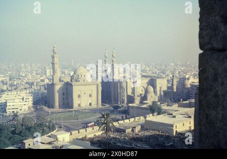 Vue de la mosquée Sultan Hasan et de la mosquée Ar-Rifa'i depuis la citadelle. [traduction automatique] Banque D'Images