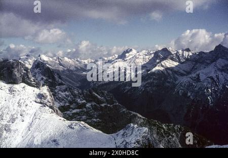 Vue du Mittenwalder Höhenweg dans la vallée de Karwendel [traduction automatique] Banque D'Images