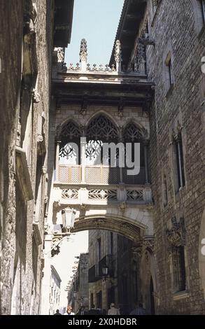 'Le ''Pont des Soupirs'' dans le quartier de Barri GÃ²tic est actuellement illuminé par le soleil [traduction automatique]' Banque D'Images