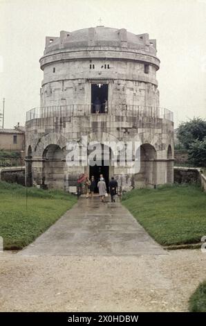 Vue extérieure du bâtiment. Les visiteurs marchent vers l'entrée. [traduction automatique] Banque D'Images