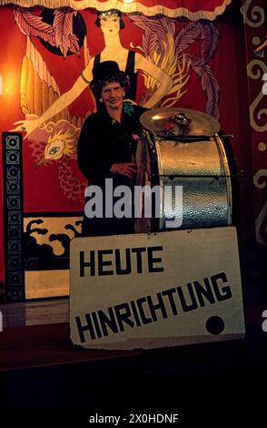 L'annonceur Franziska Eichelsdörfer annonce la prochaine performance avec un tambour sur la scène devant l'entrée du Théâtre Schichtl à l'Oktoberfest de Munich. [traduction automatique] Banque D'Images