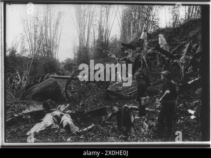 Guerre américaine philippine, Archive photo. 1899-1902. Surplombant Pasig. Les soldats AMÉRICAINS aux Philippines, à Manille, et le général Wheaton, assis parmi les bananes, et le lieutenant Young de la Sixième artillerie, à son dos, observent les progrès des troupes qui avancent Banque D'Images