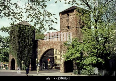 La Sendlinger Tor, avant la Sendlinger-Tor-Platz, a été repensée à l'occasion de la construction souterraine. Au moment de l'enregistrement, la rue a toujours traversé la porte. [traduction automatique] Banque D'Images