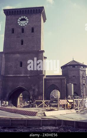 L'Isartor de Munich pendant les travaux de construction ferroviaire souterraine. À la tour principale, l'horloge de la tour n'a pas encore été démontée. [traduction automatique] Banque D'Images