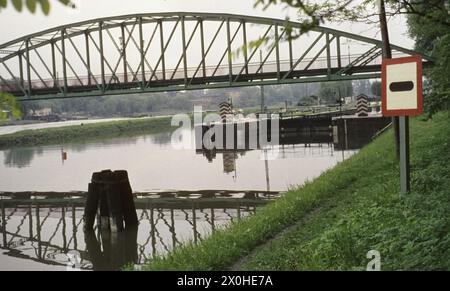 Vue sur l'Oder et le pont Bolko à Opplen au début des années 60. [traduction automatique] Banque D'Images