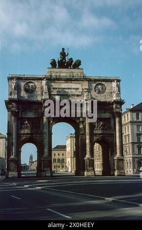 Le Siegestor avec Leopoldstraße vers la ville un dimanche matin tôt dans les années soixante-dix sans trafic. [traduction automatique] Banque D'Images